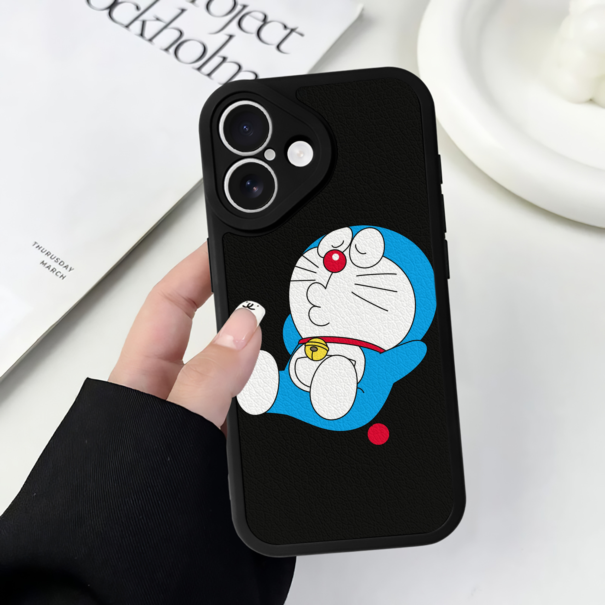 （画像用） ドラえもん Doraemon 【iPhone 16シリーズ対応】シリコンスマホケース（レザー調） 材質：シリコン